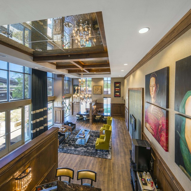 The Arcadian - Spacious Loft with High Ceilings and Elegant Paintings